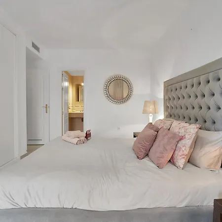 Con Enorme Terraza En Complejo Con Piscina En Nueva Andalucia - Lorcrimar * Marbella