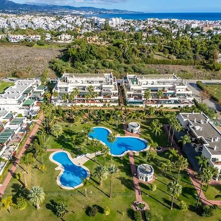 Con Enorme Terraza En Complejo Con Piscina En Nueva Andalucía - Lorcrimar * Marbella