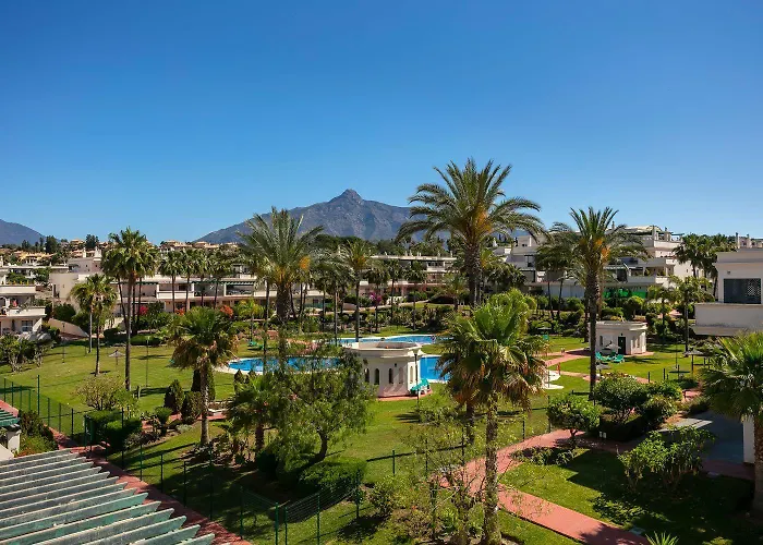 Con Enorme Terraza En Complejo Con Piscina En Nueva Andalucia - Lorcrimar *