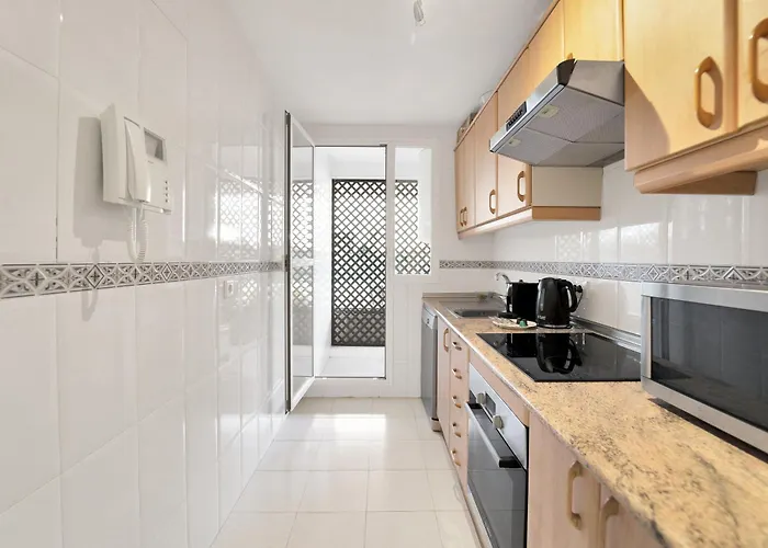 Con Enorme Terraza En Complejo Con Piscina En Nueva Andalucia - Lorcrimar