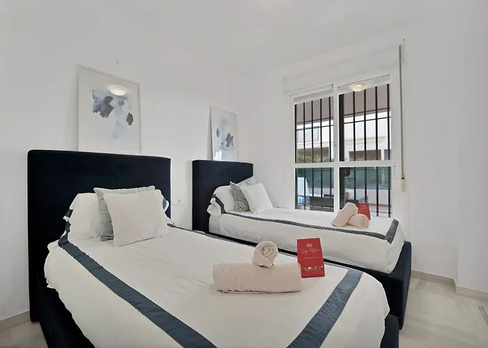 Con Enorme Terraza En Complejo Con Piscina En Nueva Andalucia - Lorcrimar *