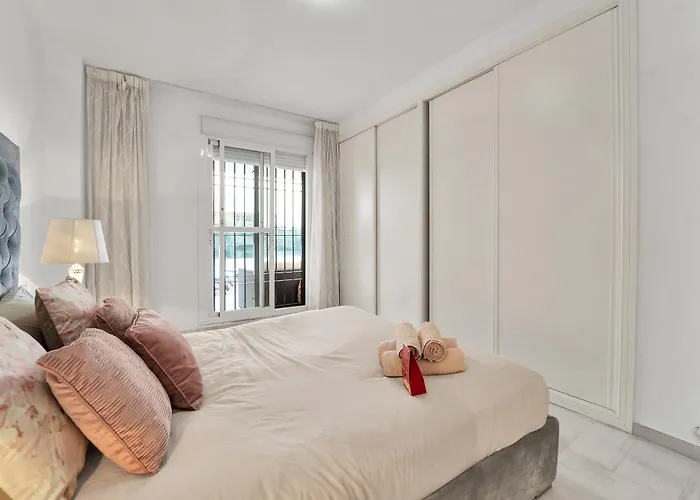 Con Enorme Terraza En Complejo Con Piscina En Nueva Andalucia - Lorcrimar