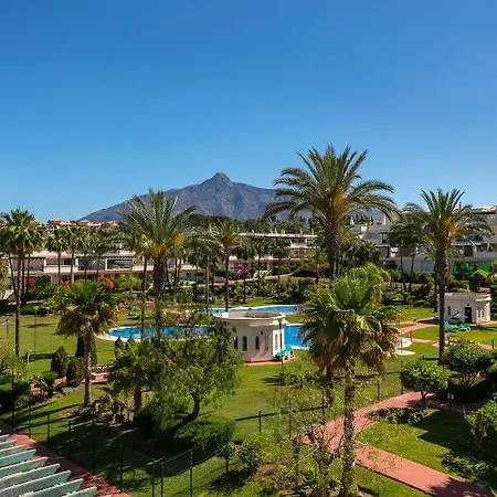 Con Enorme Terraza En Complejo Con Piscina En Nueva Andalucia - Lorcrimar *
