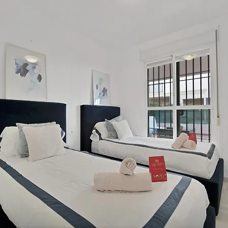 Con Enorme Terraza En Complejo Con Piscina En Nueva Andalucia - Lorcrimar *