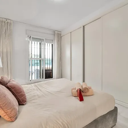 Con Enorme Terraza En Complejo Con Piscina En Nueva Andalucia - Lorcrimar