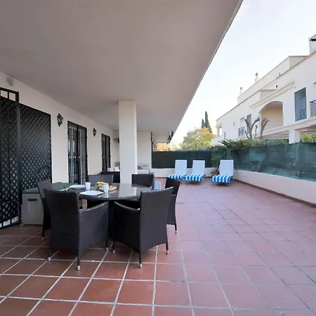 Con Enorme Terraza En Complejo Con Piscina En Nueva Andalucía - Lorcrimar