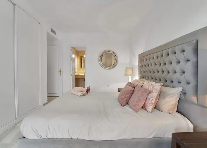 Con Enorme Terraza En Complejo Con Piscina En Nueva Andalucia - Lorcrimar * מארבלה